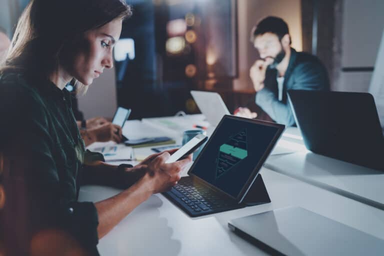 Infographic showing key components of a business continuity plan for Houston companies, including risk assessment, data backup, and disaster recovery strategies.