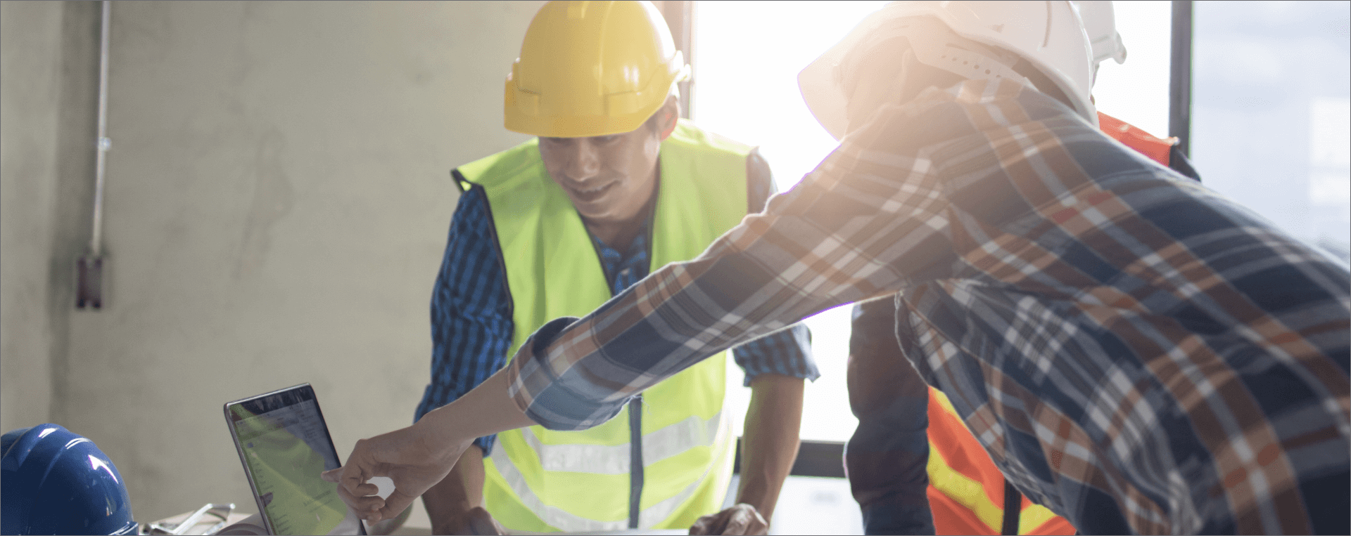 it expert showing the value of it services for construction to a construction worker