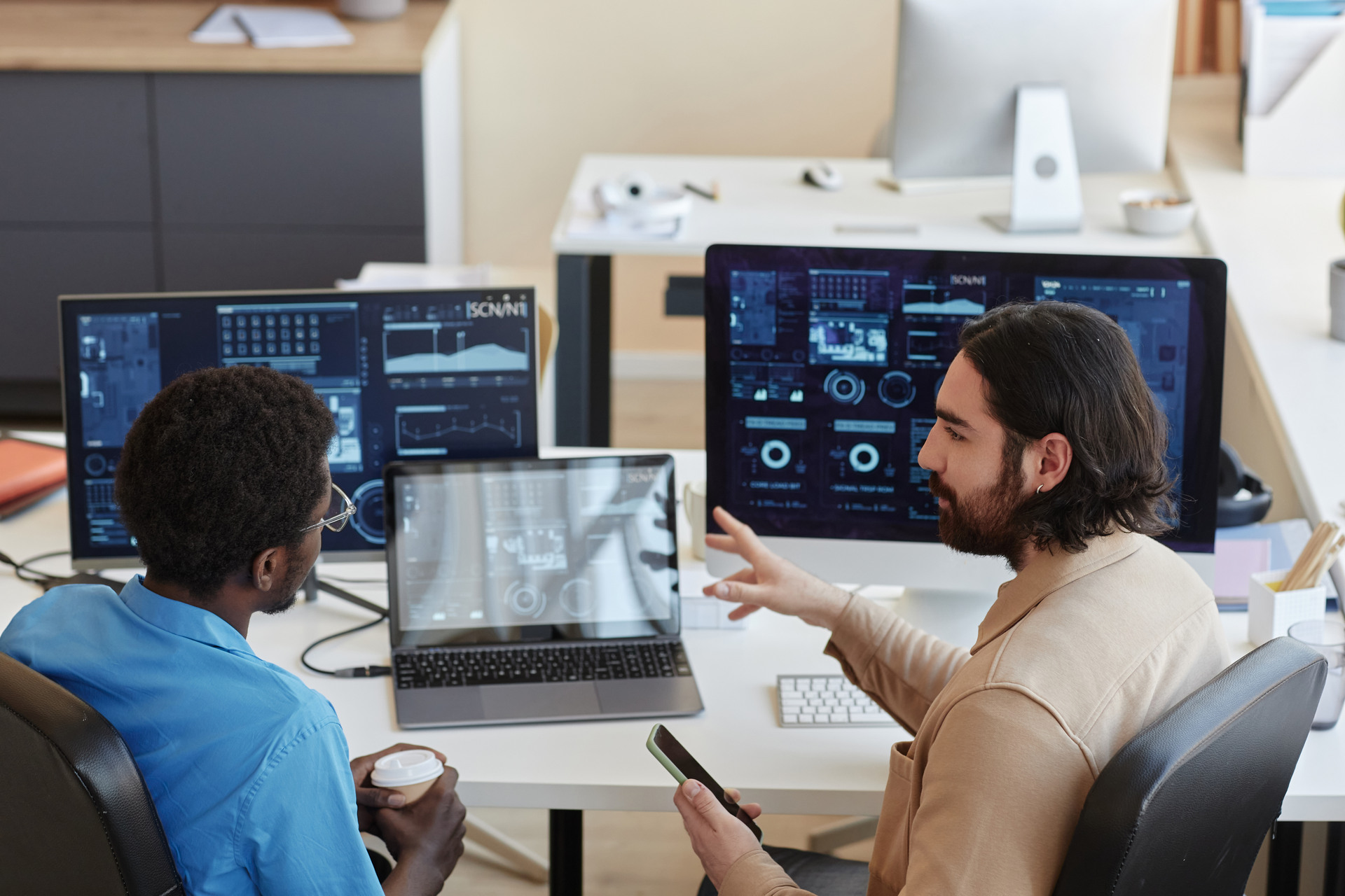 it engineer explaining graphic data to colleague