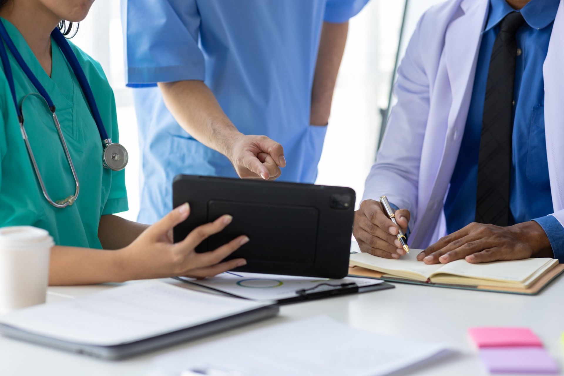 healthcare-professionals-tablet-meeting-collaboration | CMIT Solutions healthcare-professionals-tablet-meeting-collaboration