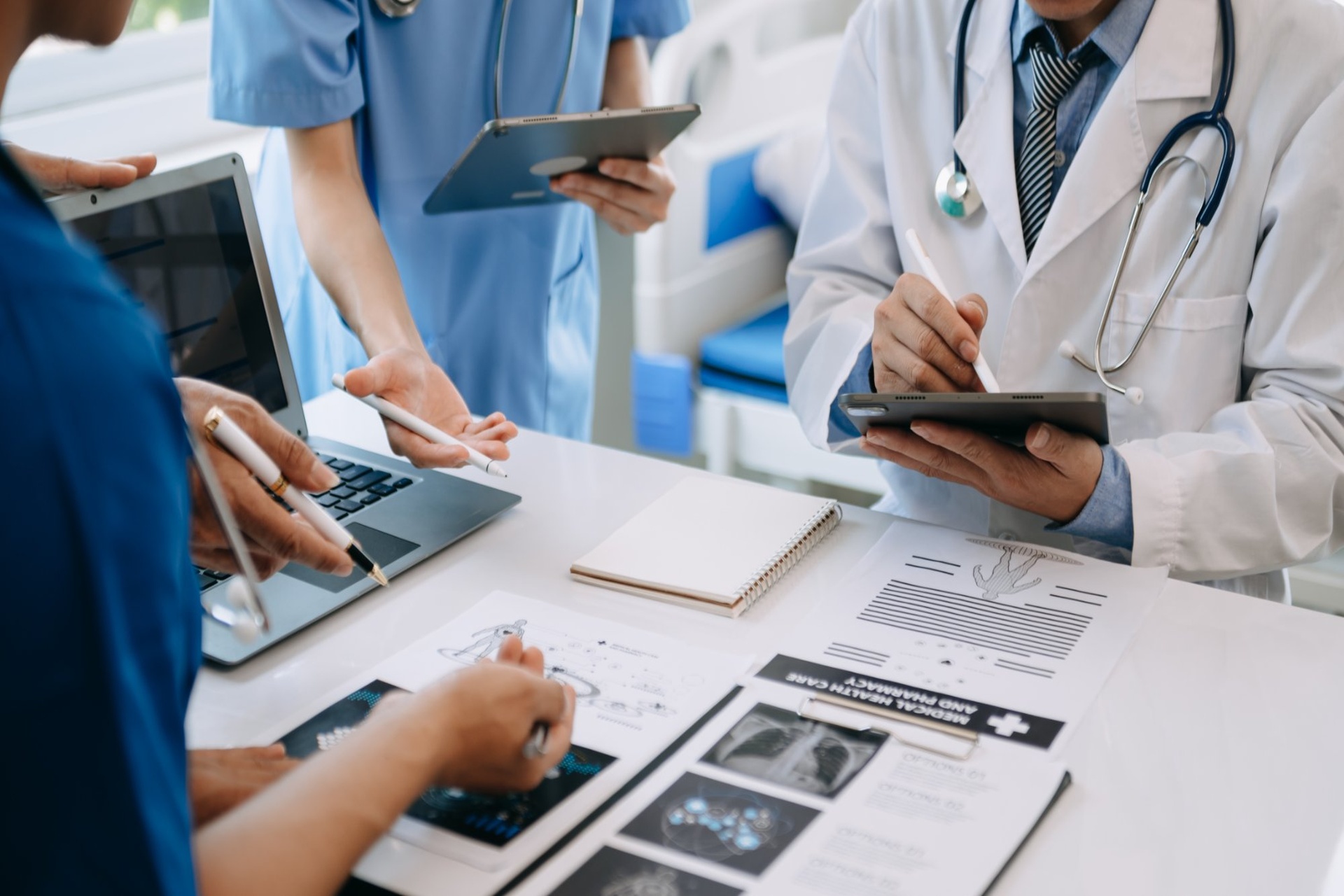 medical-team-consultation-doctors-nurses-hospital-meeting | CMIT Solutions medical-team-consultation-doctors-nurses-hospital-meeting