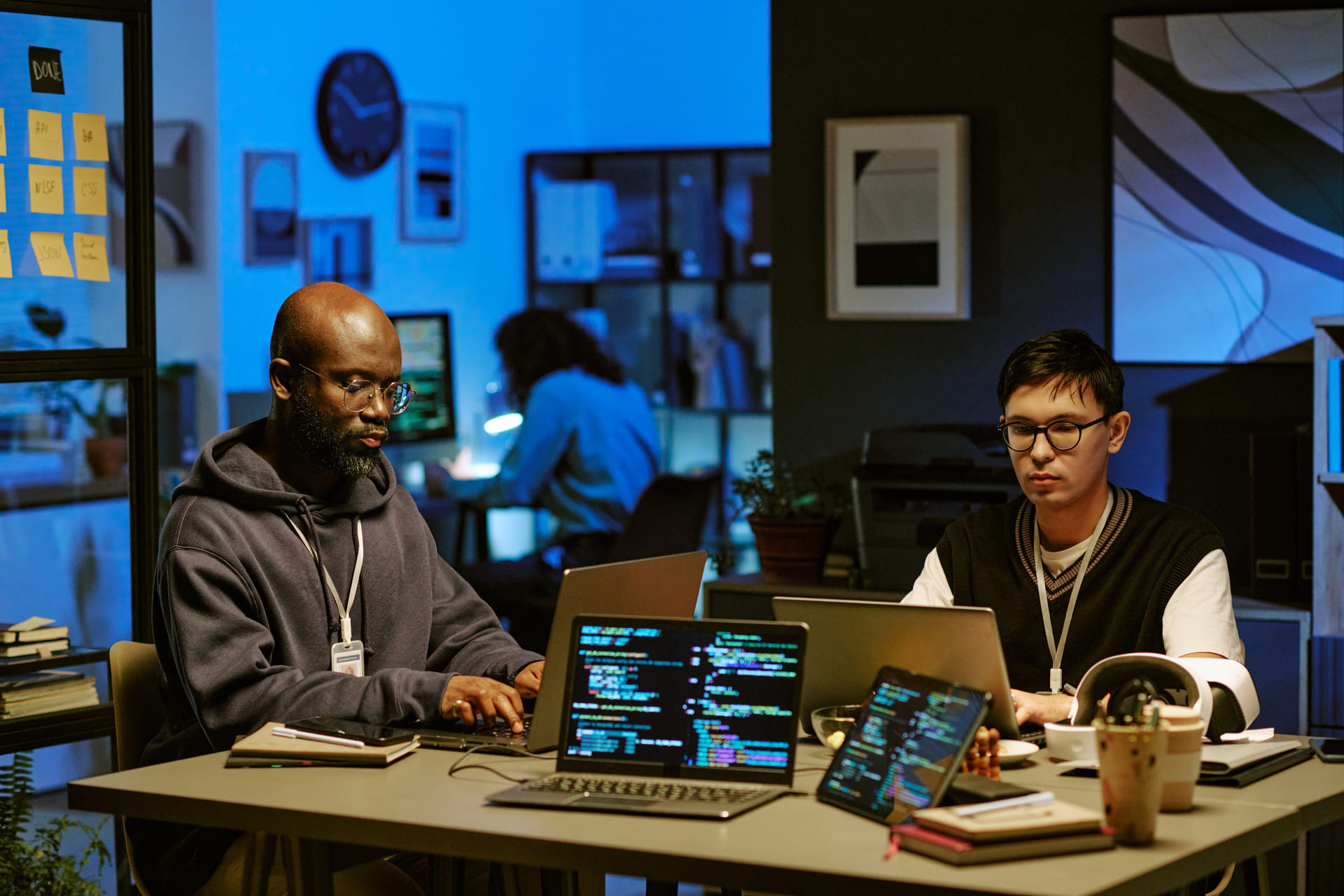 dedicated-team-coding-and-working-late-in-office | CMIT Solutions dedicated-team-coding-and-working-late-in-office