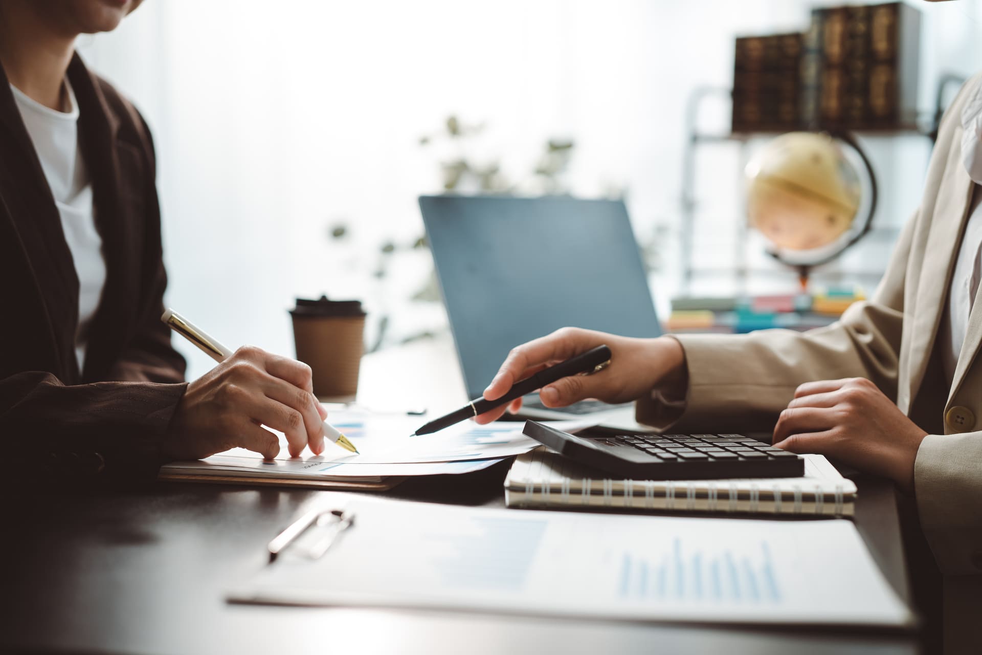 two-professionals-collaborating-on-financial-analytics | CMIT Solutions two-professionals-collaborating-on-financial-analytics